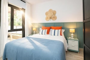 Apartamento luxo, vista para o jardim | Edredons de pluma, ferros/tábuas de passar roupa, Wi-Fi de cortesia