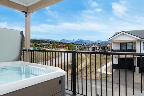 Mountain view hideaway with private hot tub, furnished balcony, & washer/dryer