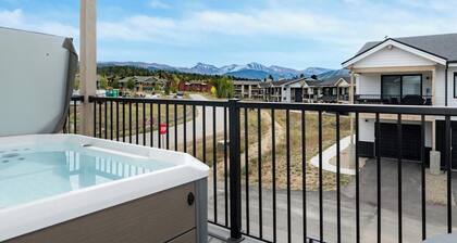 Mountain view hideaway with private hot tub, furnished balcony, & washer/dryer