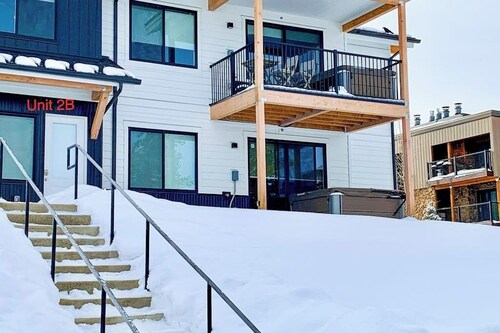 Modern ground-floor studio with mountain view, kitchenette & parking