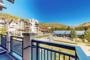 Ett hotellkomplex med flera byggnader, ett centralt torg och en bergig bakgrund.