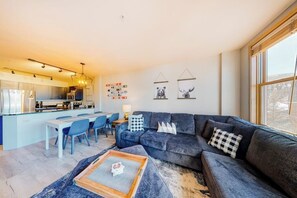 Un espacio de estar moderno con cocina, comedor y zona de estar.