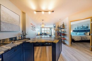Una cucina moderna con isola centrale, elettrodomestici integrati e zona pranzo con vista.