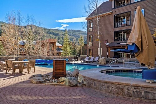 Stylish & Bright Mountain Getaway W/ Shared Pool/Hot Tubs - Walk to Lifts
