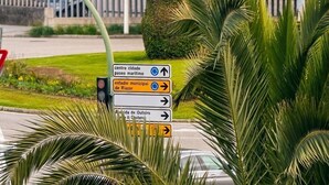 En vägvisningsskylt med pilar som pekar mot olika destinationer.