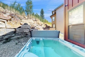 Outdoor spa tub - Modern home with full kitchen, washer/dryer and private hot tub (Fraser)