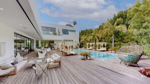 Outdoor pool, a heated pool - (Beverly Hills)