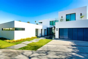 Exterior - (Beverly Hills)
