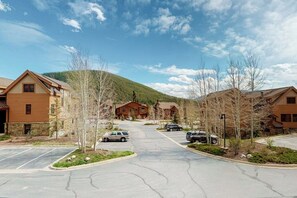 A residential area with houses, a parking lot, and a mountain in the background. - Antlers Gulch Townhouse Next to National Forest & Golf w/shared Hot Tub, WiFi (Keystone)