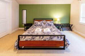 Tabla de planchar con plancha, wifi, ropa de cama