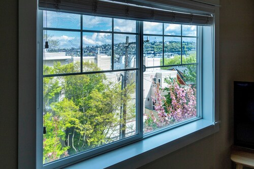 Fantastic 3-bed townhome with A/C near downtown