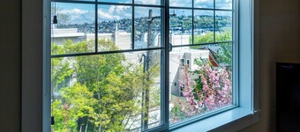 Fantastic 3-bed townhome with A/C near downtown