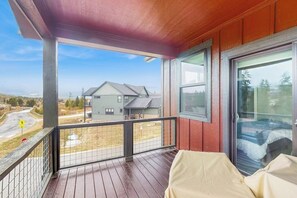 A balcony with a view of houses and a stop sign. - Inviting Condo with Mountain Views, Fireplace & Space for the Entire Family (Fraser)