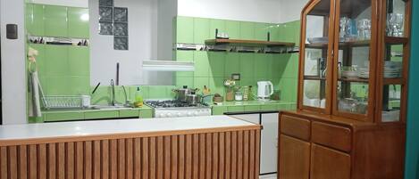 Horno, cafetera y tetera, tetera eléctrica y utensilios de cocina