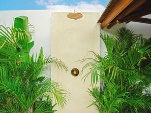 A spa area with a shower, surrounded by lush green plants. - 3BRVilla w/Rice Field View & Private Pool Canggu (Tabanan)