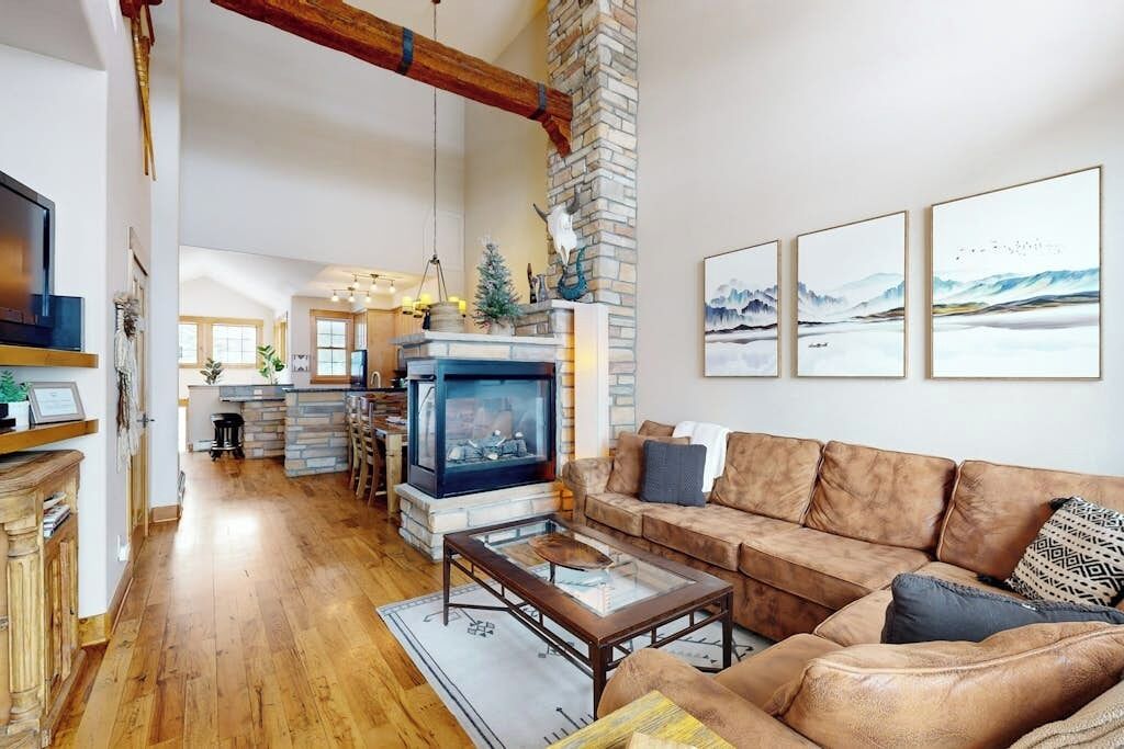 TV, fireplace