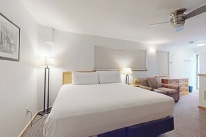 Tabla de planchar con plancha, cuna de viaje, wifi gratis y ropa de cama