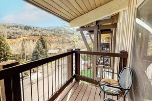 Ein hölzerner Balkon mit Blick auf eine Berglandschaft.