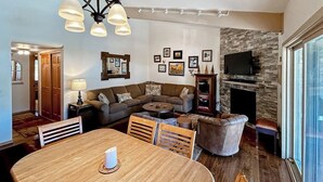 Un salon avec une cheminée, une table à manger et un canapé.