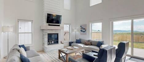 TV, fireplace
