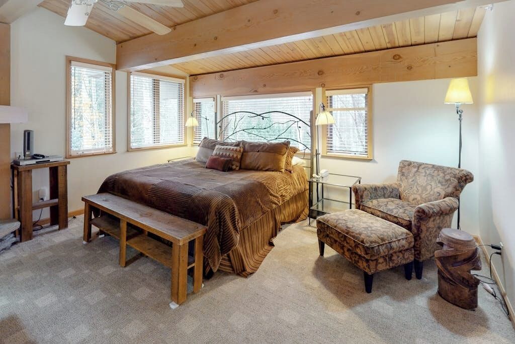 Desk, iron/ironing board, WiFi (free), bed sheets