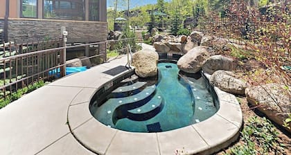 Aspenwood Gem w/Shared Pool, Hot Tubs, & Sauna + Free WiFi, Private W/D