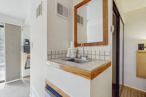 Main Street stay - pool & hot tub - walk to lifts, dog-friendly, balcony
