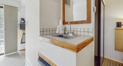Main Street stay - pool & hot tub - walk to lifts, dog-friendly, balcony