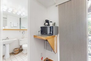 Douche, sèche-cheveux, serviettes fournies