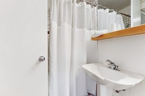 Ducha, secador de pelo y toallas