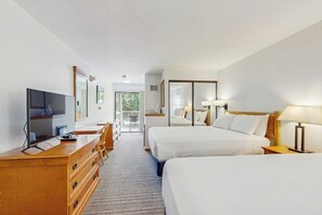 Iron/ironing board, travel cot, free WiFi, bed sheets - Main Street room - hot tub & pool - walk to lifts, dog-friendly, balcony (Aspen)