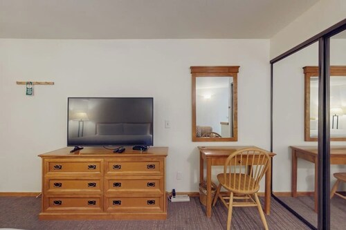 Main St. gem - pool & hot tub - walk to lifts, dog-friendly, third floor