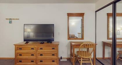 Main St. gem - pool & hot tub - walk to lifts, dog-friendly, third floor