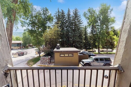 Main Street gem - pool & hot tub - walk to lifts, dog-friendly, balcony