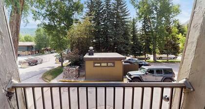Main Street gem - pool & hot tub - walk to lifts, dog-friendly, balcony
