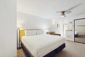 Room - Main Street gem - pool & hot tub - walk to lifts, dog-friendly, balcony (Aspen)
