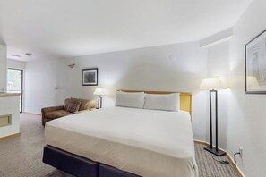 Iron/ironing board, travel cot, free WiFi, bed sheets - Main Street gem - pool & hot tub - walk to lifts, dog-friendly, second floor (Aspen)