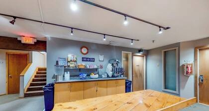 Main Street gem - pool & hot tub - walk to lifts, dog-friendly, second floor