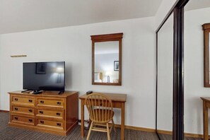 Interior - Main Street gem - pool & hot tub - walk to lifts, dog-friendly, second floor (Aspen)