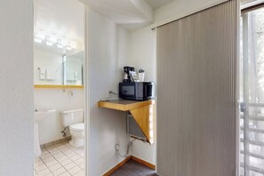 Douche, sèche-cheveux, serviettes fournies