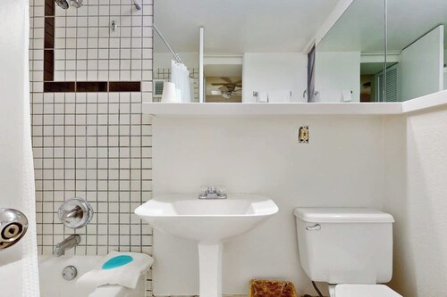 Main Street stay - pool & hot tub - walk to lifts, dog-friendly, ground-floor