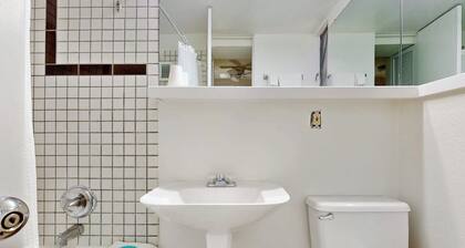Main Street stay - pool & hot tub - walk to lifts, dog-friendly, ground-floor
