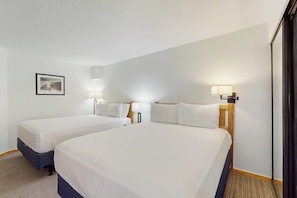 Een strijkplank/strijkijzer, reisbedje, gratis wifi, beddengoed