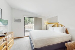 Room - Top-floor Main Street studio with pool & hot tub - walk to lifts (Aspen)