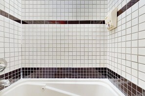 Bathroom - Top-floor Main Street studio with pool & hot tub - walk to lifts (Aspen)