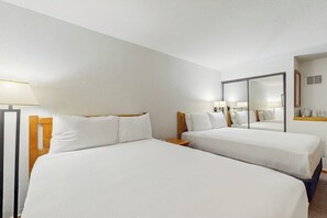 Iron/ironing board, travel cot, free WiFi, bed sheets - Main Street gem - pool & hot tub - walk to lifts, dog-friendly, ground-floor (Aspen)