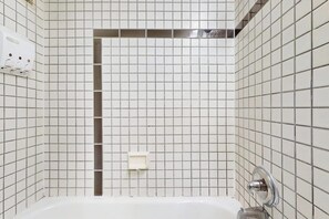 Shower, hair dryer, towels - Dog-friendly gem on Main Street - pool & hot tub - walk to lifts, ground-floor (Aspen)