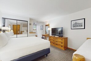 Iron/ironing board, travel cot, free WiFi, bed sheets - Dog-friendly gem on Main Street - pool & hot tub - walk to lifts, ground-floor (Aspen)