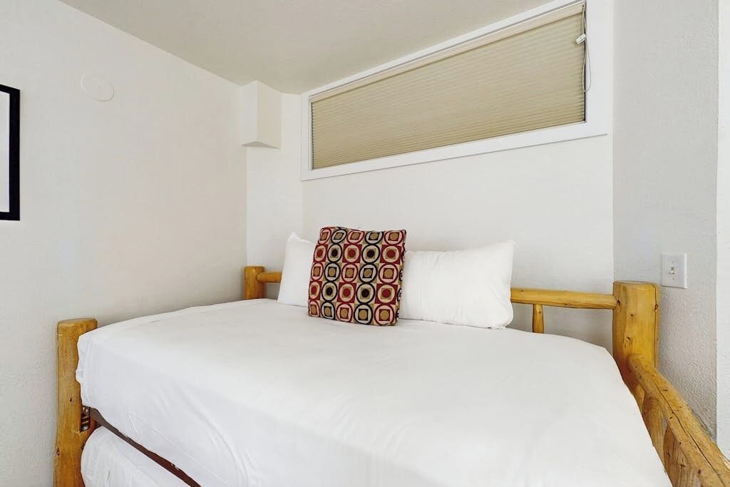Iron/ironing board, travel cot, free WiFi, bed sheets
