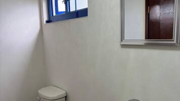 Kamar Double Standar, pemandangan halaman | Kamar mandi | Shower, handuk, sabun, dan sampo